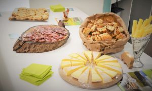 Buffet pain fromages saucisson